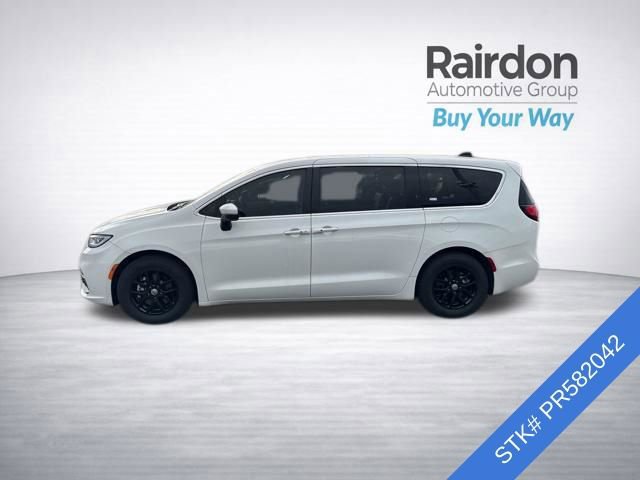 Used 2023 Chrysler Pacifica Touring-L image 4