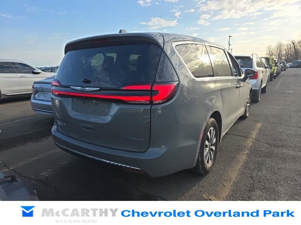 Used 2022 Chrysler Pacifica Touring-L image 3