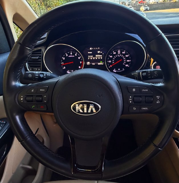 Used 2015 Kia Sedona SX FWD image 18