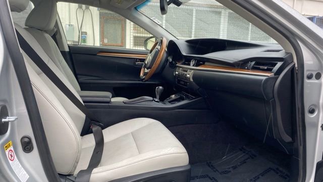 Used 2015 Lexus ES 300h image 17