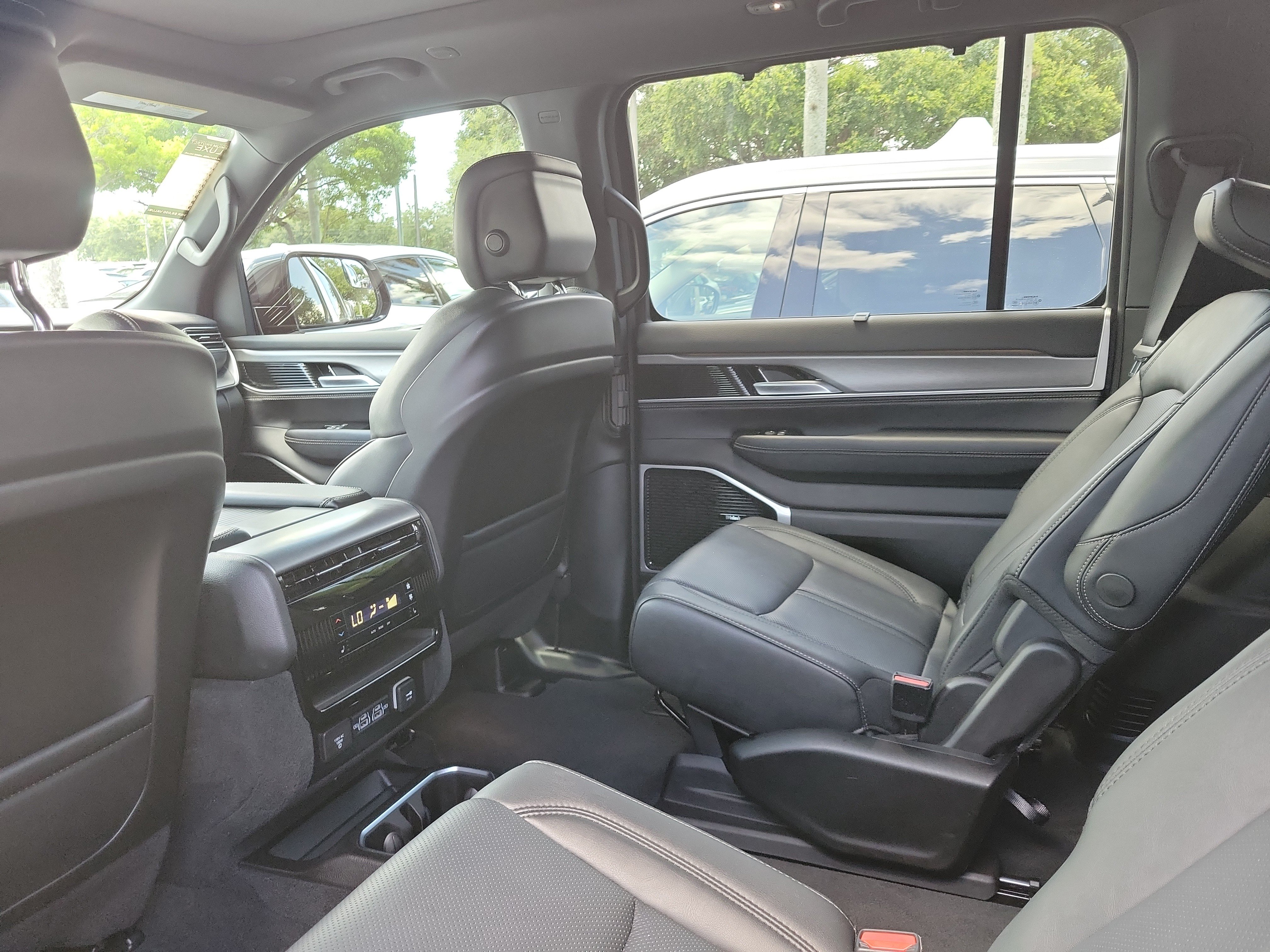 Used 2026 Jeep Grand Wagoneer Limited AWD/4WD image 8
