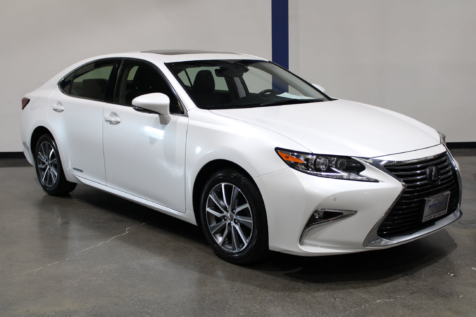Used 2018 Lexus ES 300h w/ Navigation Package FWD image 2