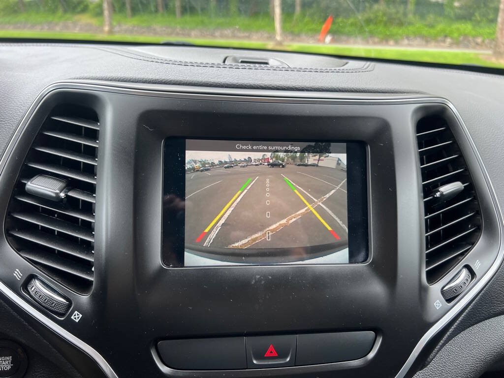 Used 2019 Jeep Cherokee Latitude Plus AWD/4WD image 12