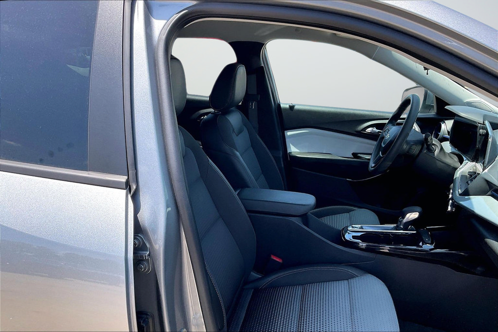 Used 2025 Chevrolet Trax LT FWD image 21