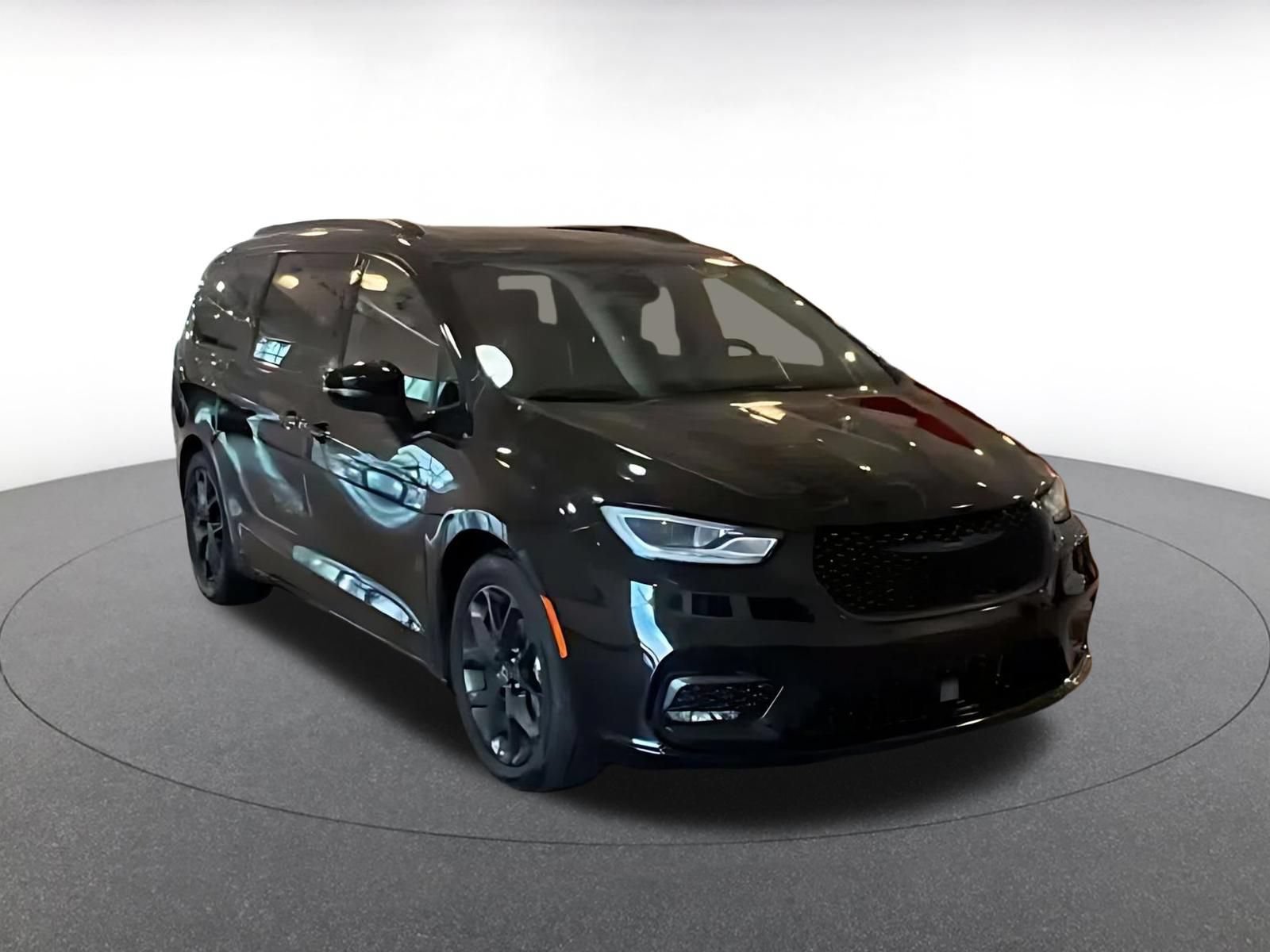 Used 2025 Chrysler Pacifica Limited FWD image 3