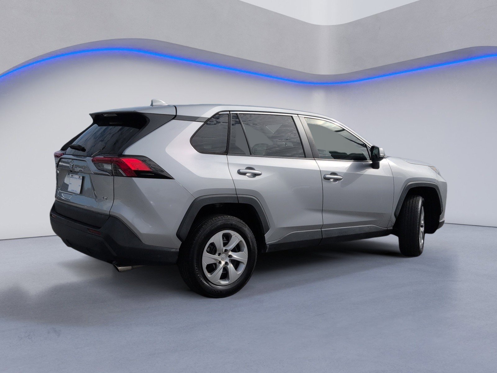 Used 2022 Toyota RAV4 LE image 4