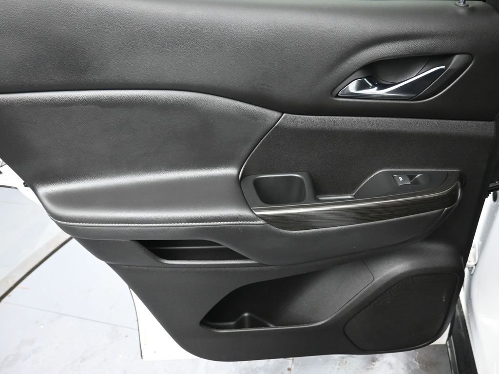 Used 2023 GMC Acadia SLT image 24