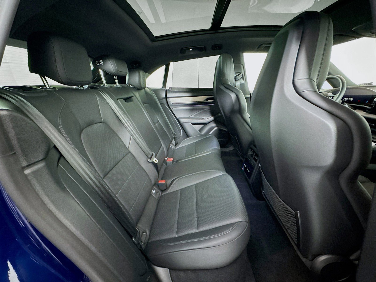 Certified 2025 Porsche Macan 4S Electric AWD/4WD image 24