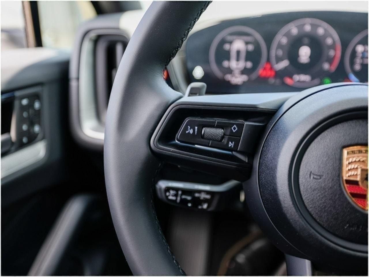 Certified 2025 Porsche Cayenne Coupe AWD/4WD image 17