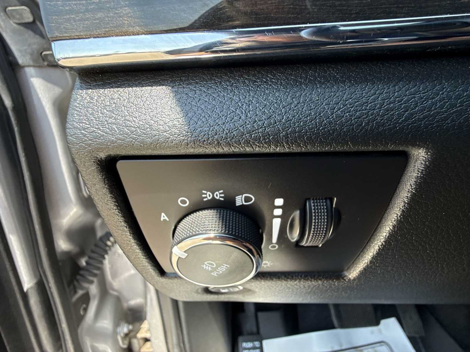Used 2018 Jeep Grand Cherokee Overland AWD/4WD image 18