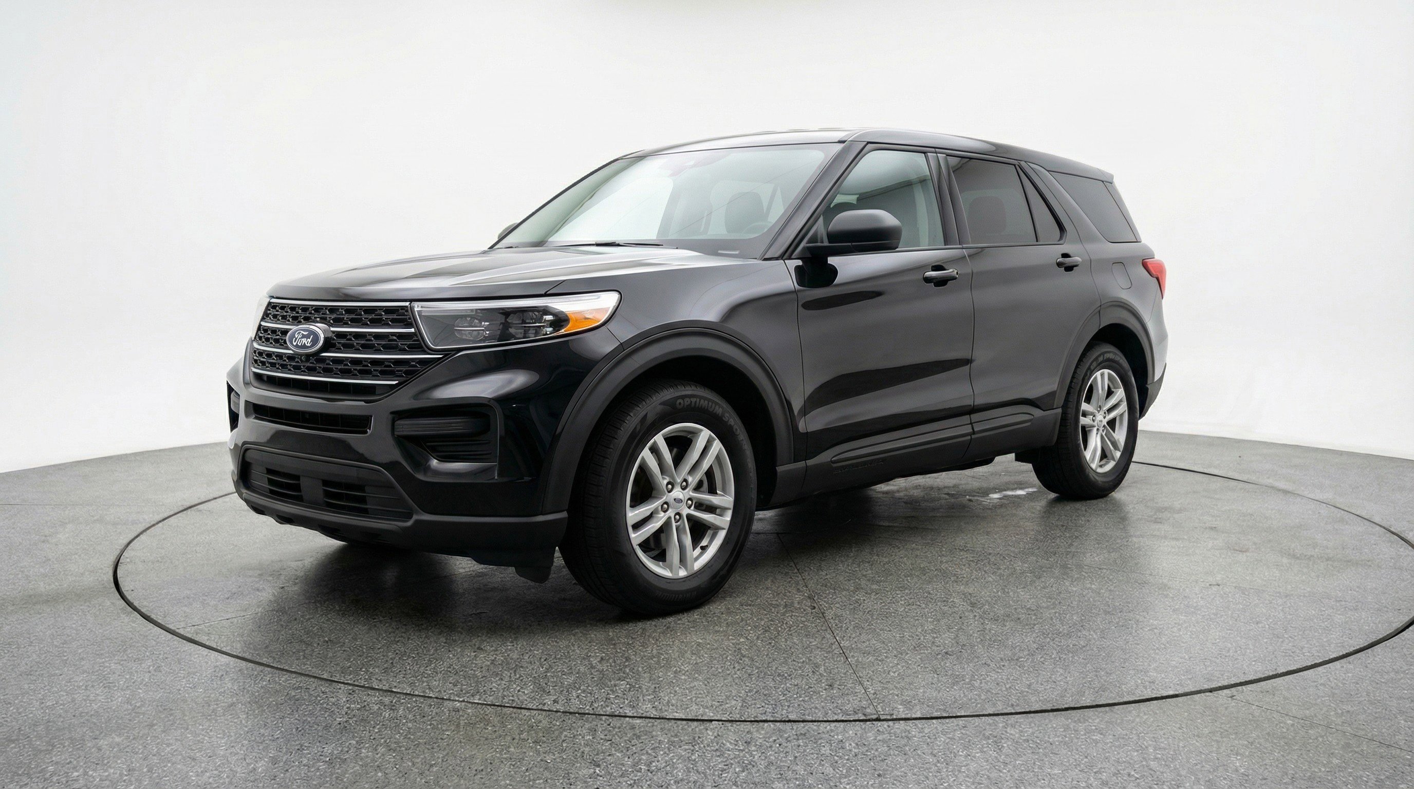 Used 2024 Ford Explorer XLT w/ Equipment Group 202A image 3