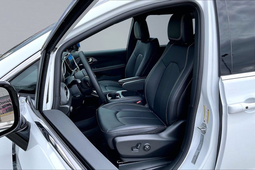 New 2026 Chrysler Pacifica Select FWD image 3