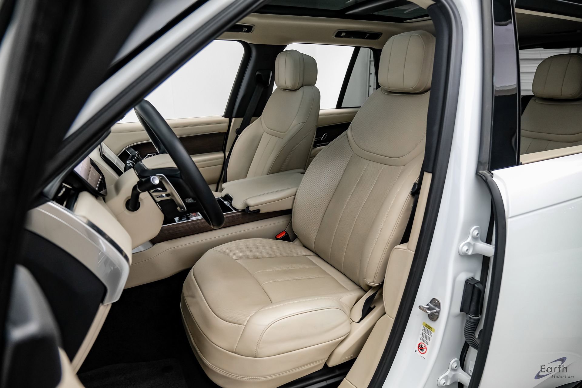 Used 2023 Land Rover Range Rover SE image 36