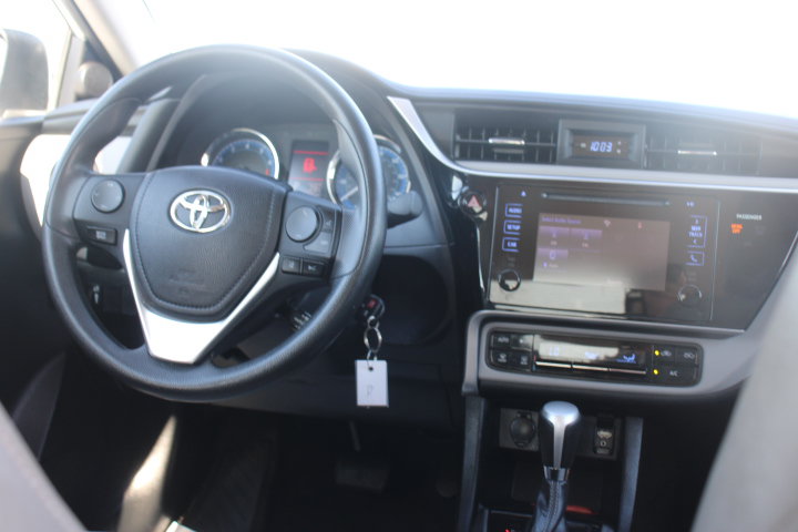 Used 2017 Toyota Corolla LE w/ Carpet Mat Package (TMS) FWD image 21