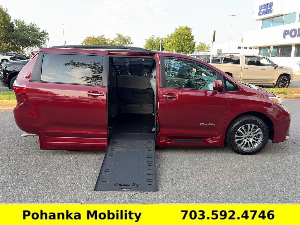 Used 2020 Toyota Sienna XLE w/ XLE Navigation Package FWD image 10