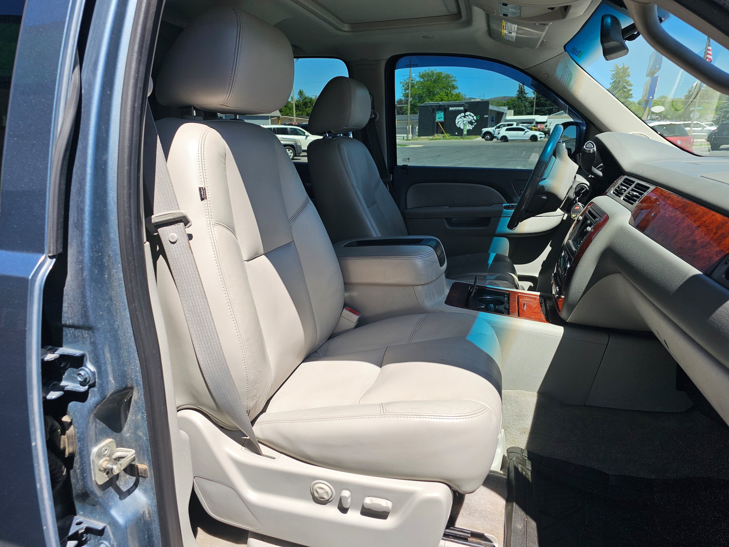 Used 2011 Chevrolet Avalanche LTZ AWD/4WD image 18