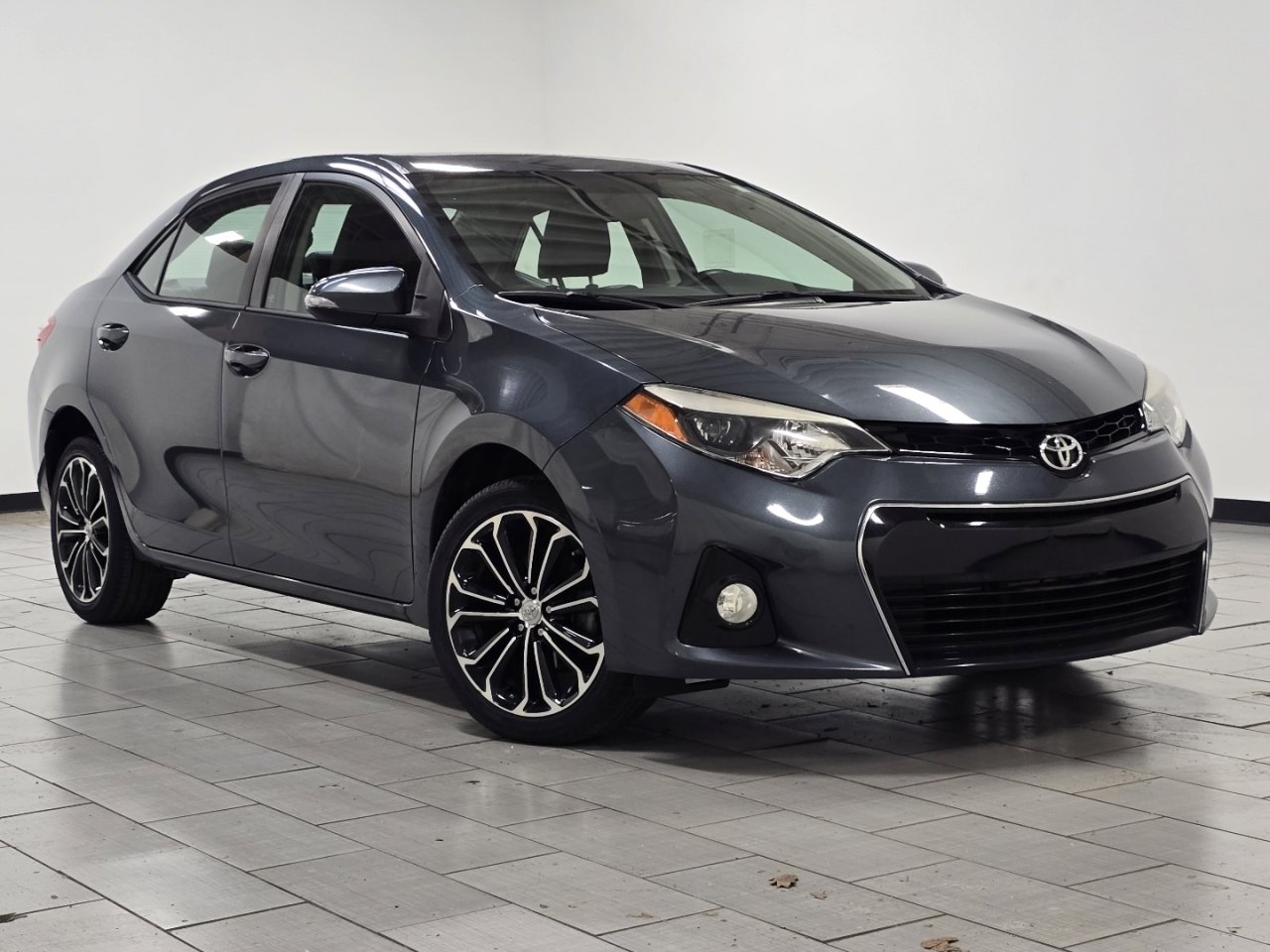 Used 2016 Toyota Corolla S Premium image 2