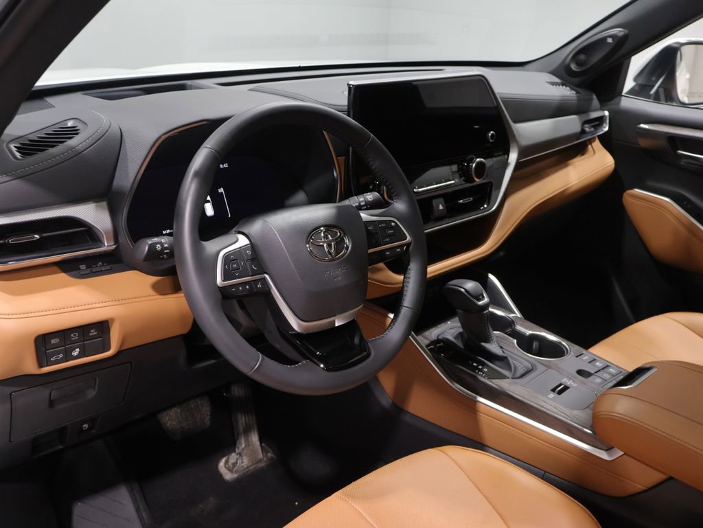 Used 2025 Toyota Highlander Platinum image 16