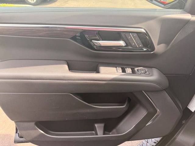 Used 2025 Chevrolet Suburban Z71 AWD/4WD image 2