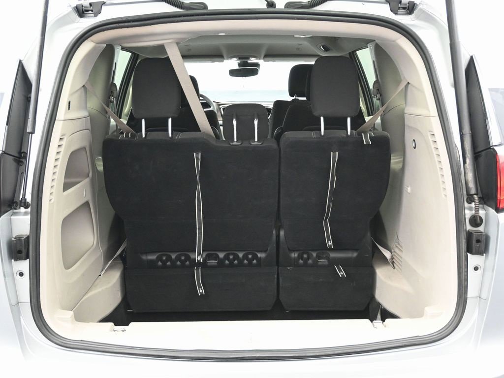 Used 2023 Chrysler Voyager LX image 15