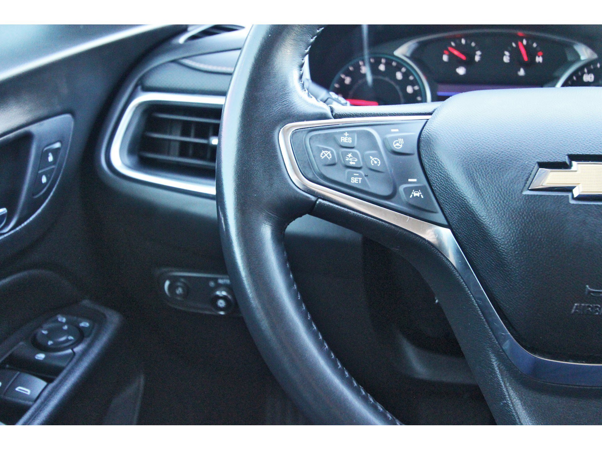 Used 2021 Chevrolet Equinox Premier FWD image 17