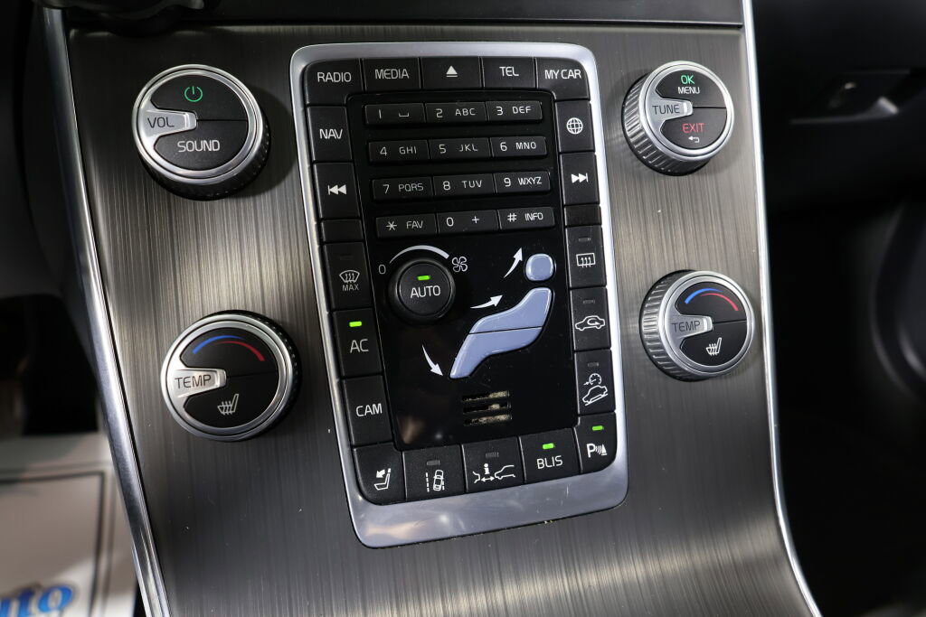 Used 2016 Volvo V60 T5 Cross Country Platinum image 38