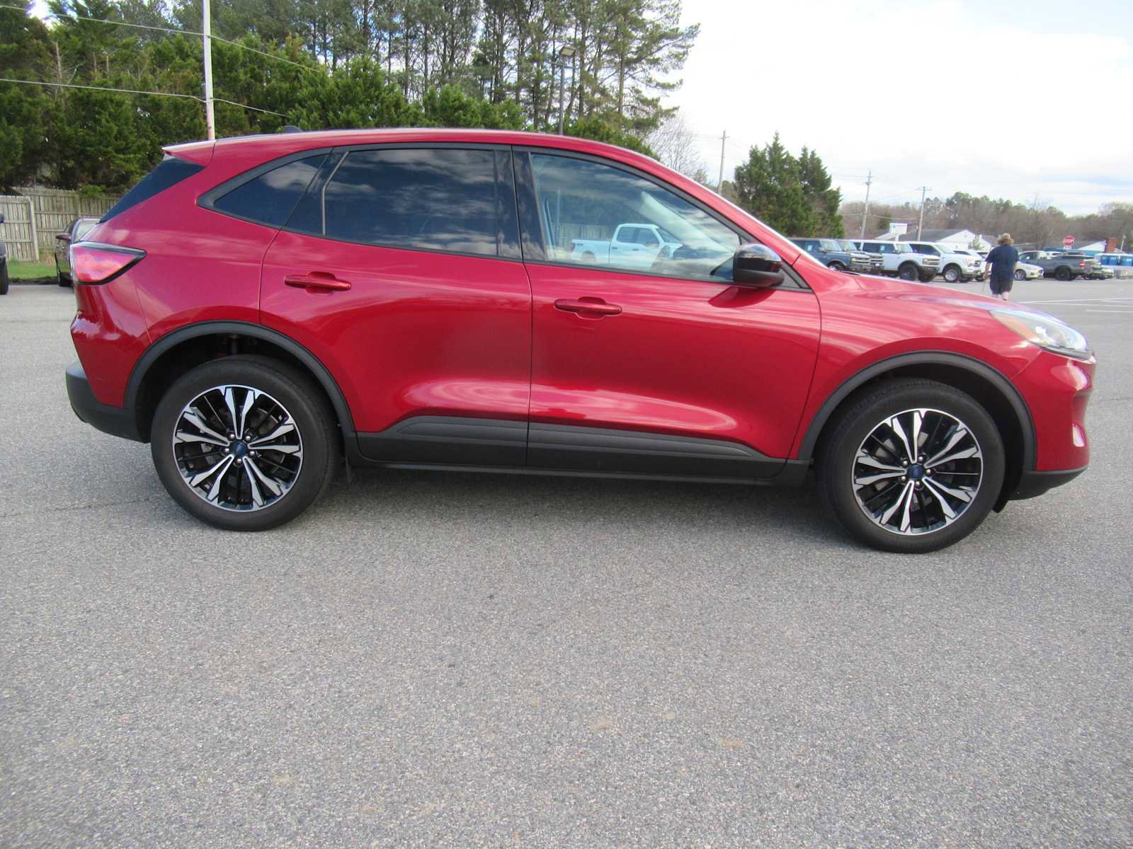 Used 2022 Ford Escape SE w/ SE Sport Appearance Package image 4