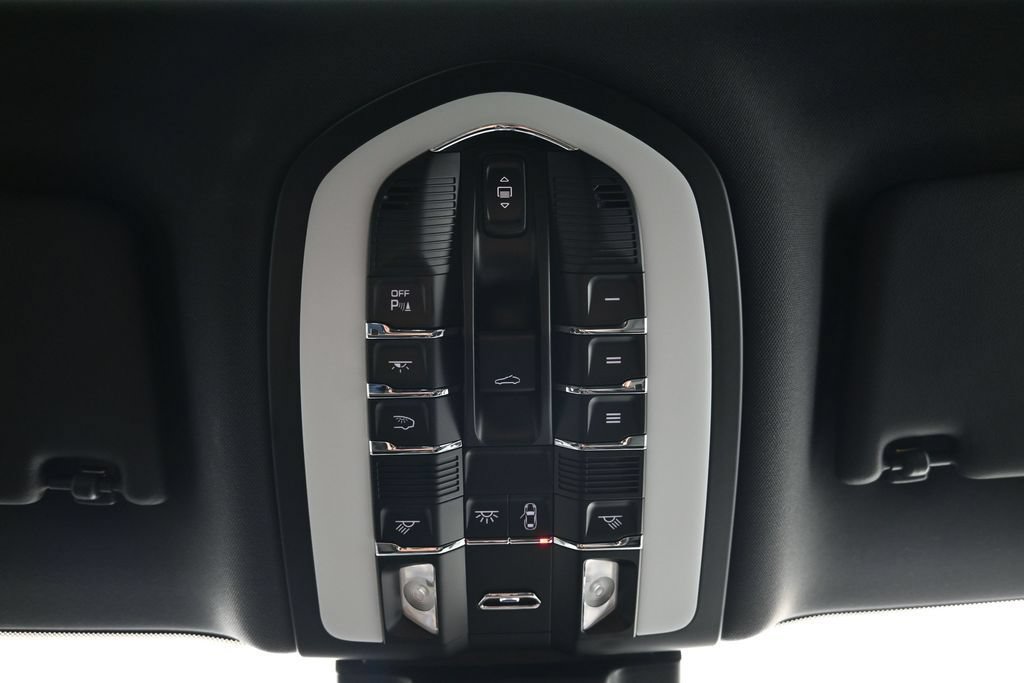 Certified 2025 Porsche Macan AWD/4WD image 27
