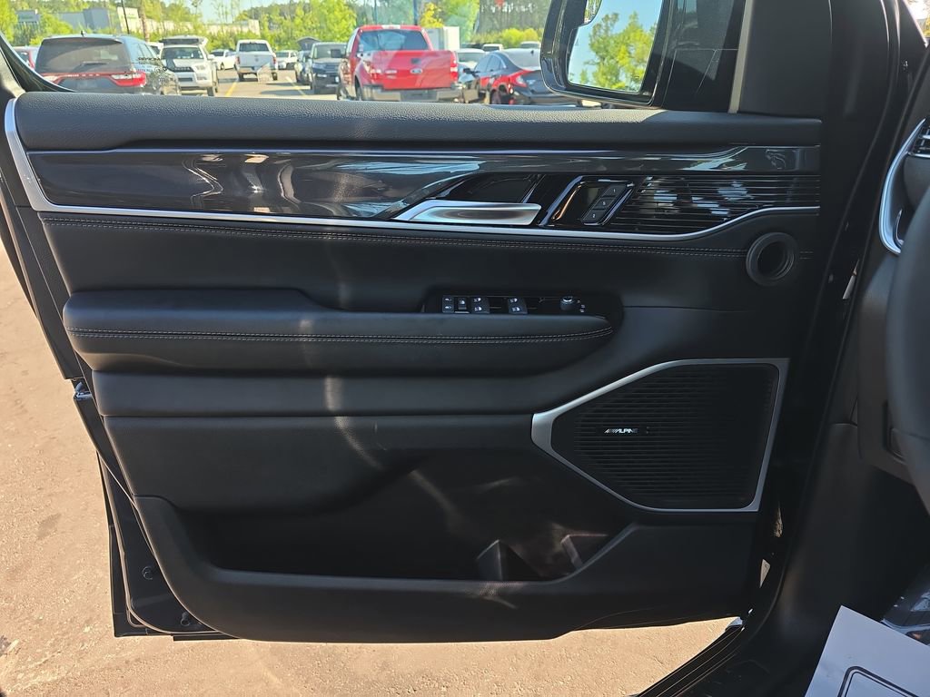 Used 2024 Jeep Wagoneer 4WD image 33