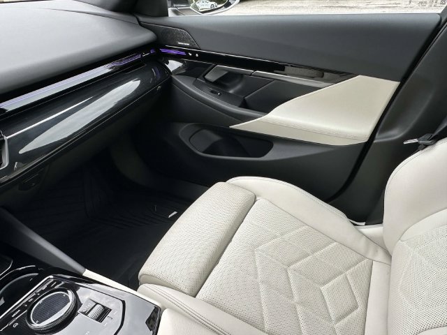Certified 2024 BMW 530i xDrive w/ Premium Package AWD/4WD image 38