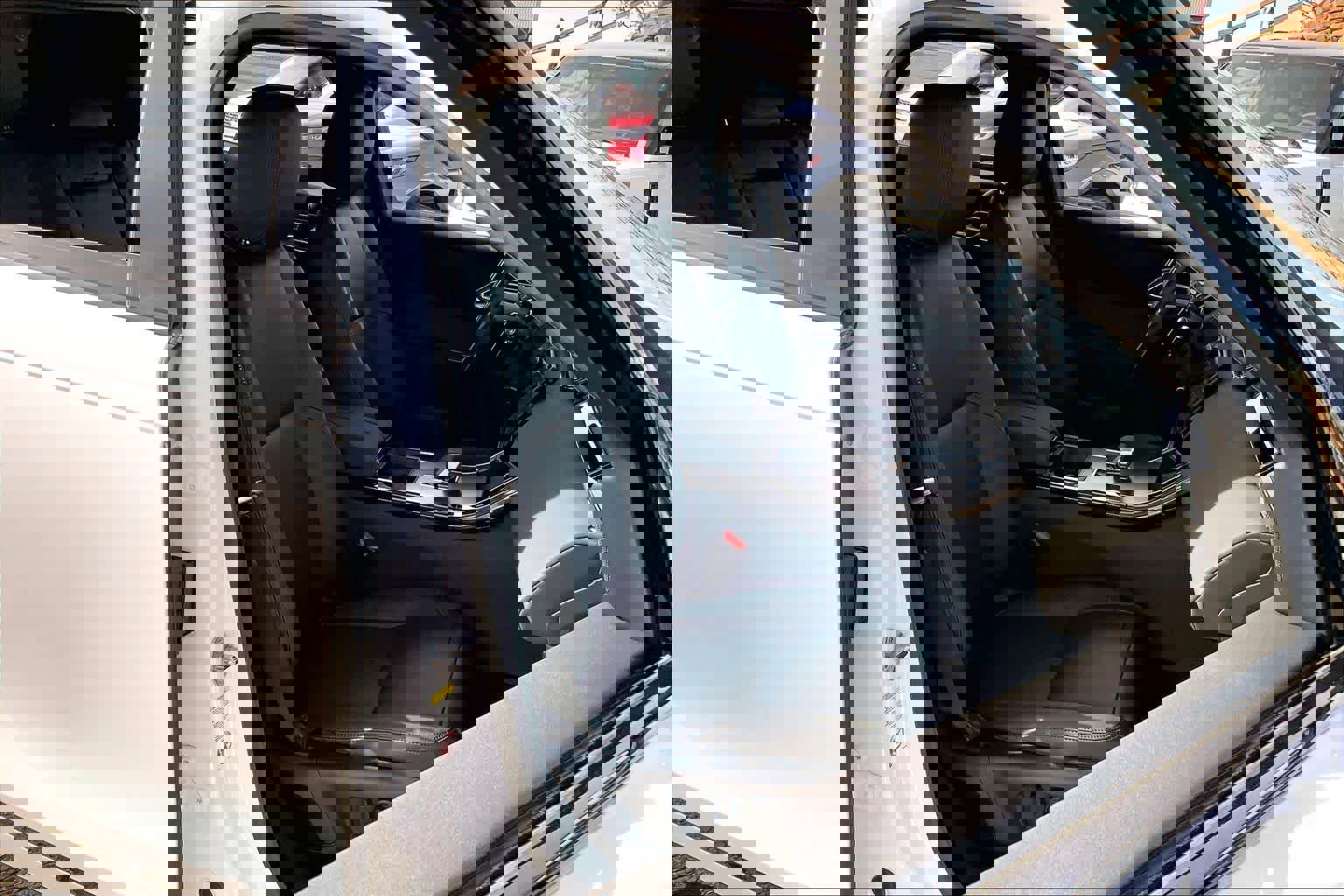 Used 2025 Land Rover Range Rover Velar Dynamic SE image 7