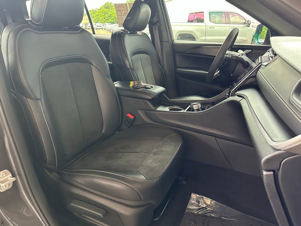 Used 2025 Jeep Grand Cherokee L Altitude RWD image 17