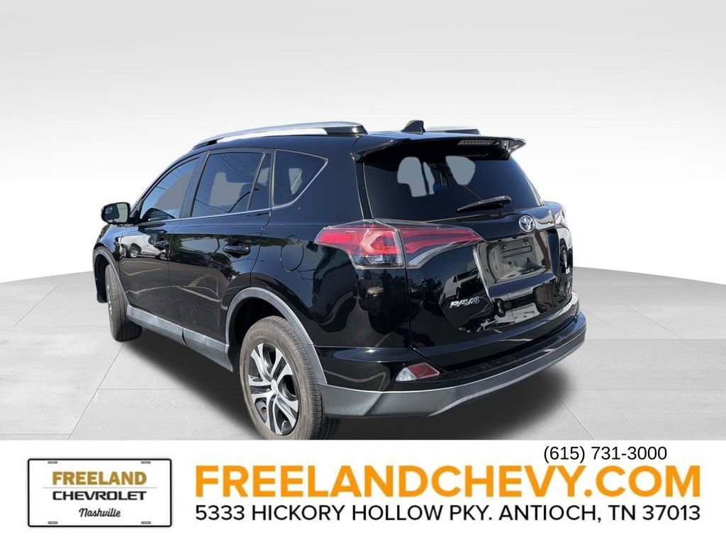 Used 2018 Toyota RAV4 LE FWD image 4