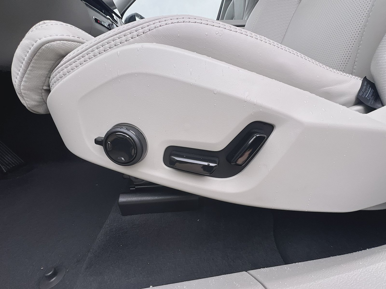New 2026 Volvo XC60 B5 Ultra w/ Protection Package Premier AWD/4WD image 14