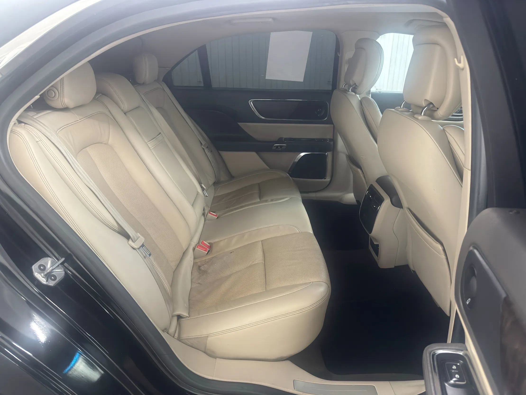 Used 2017 Lincoln Continental Select image 11