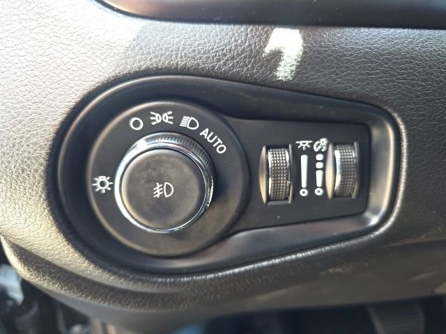 Used 2023 Jeep Renegade Latitude w/ Premium Group image 11