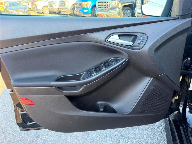 Used 2016 Ford Focus SE w/ SE Sport Package FWD image 7
