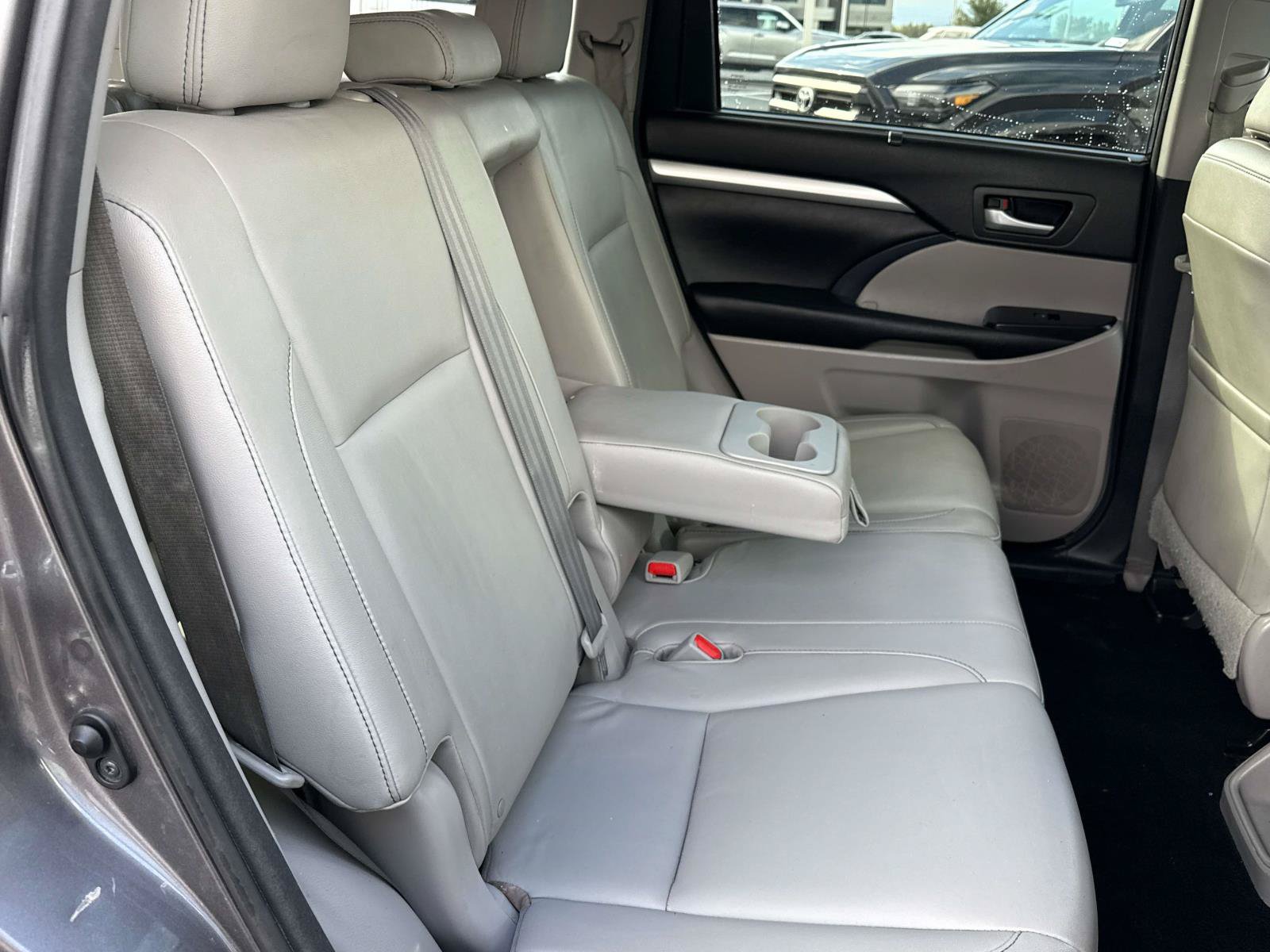 Used 2016 Toyota Highlander XLE w/ Four Season Floor Mat Package AWD/4WD image 18