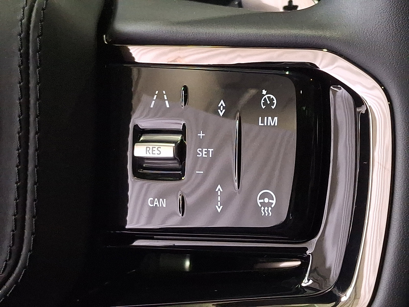 Certified 2026 Land Rover Range Rover Velar Dynamic SE AWD/4WD image 22