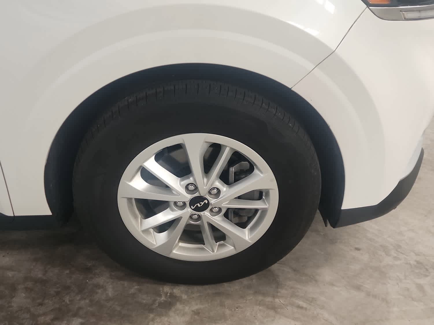 Used 2024 Kia Carnival LX FWD image 14