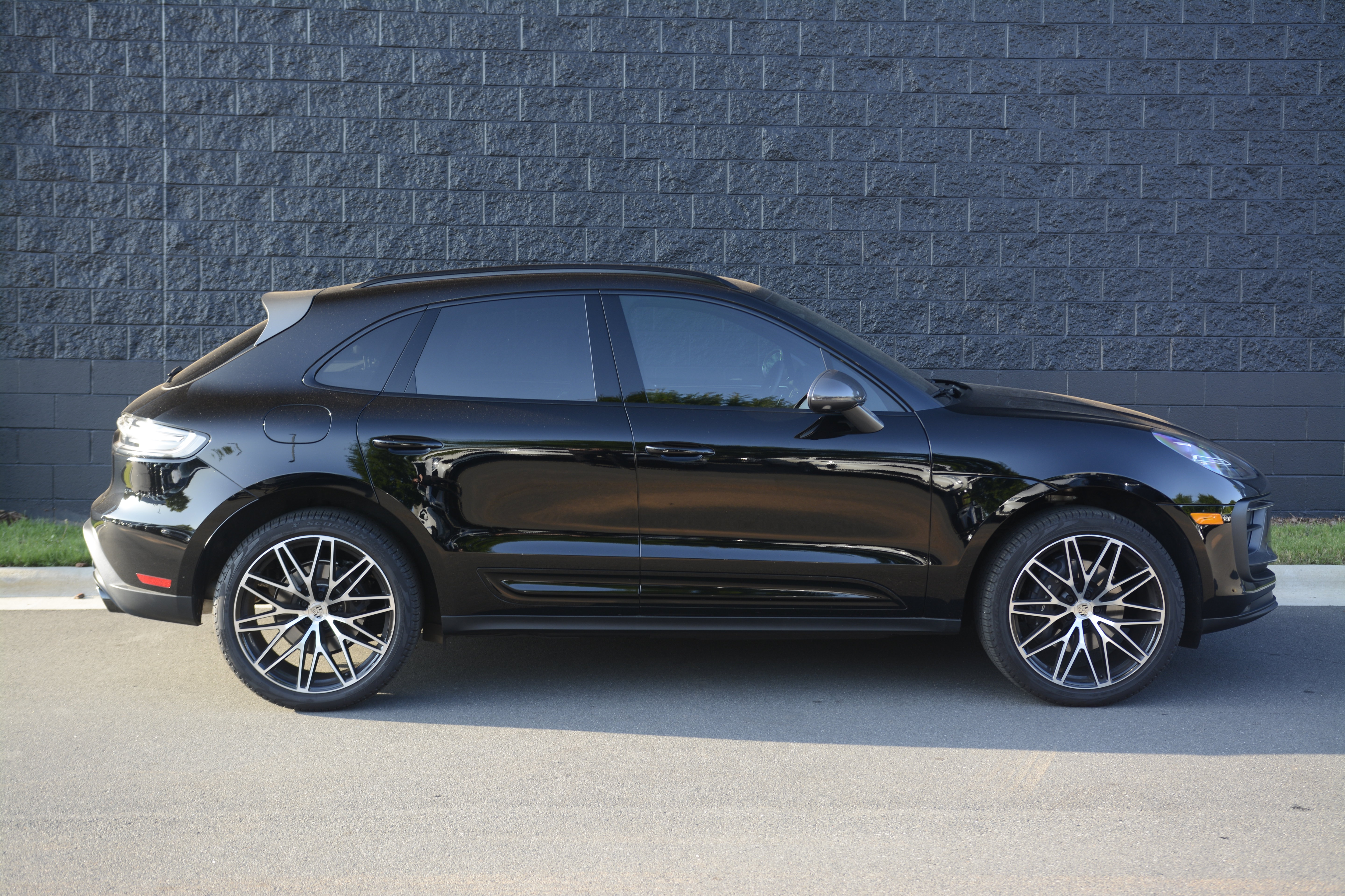 Certified 2026 Porsche Macan Turbo AWD/4WD image 8