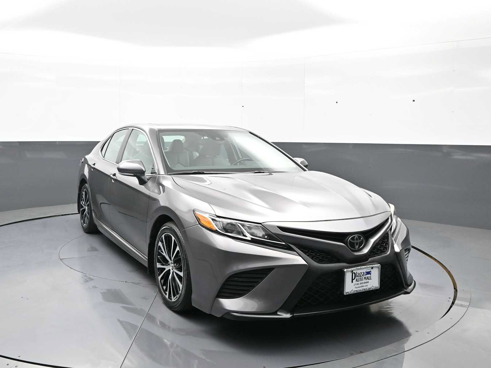 Used 2020 Toyota Camry SE w/ Convenience Package FWD image 2