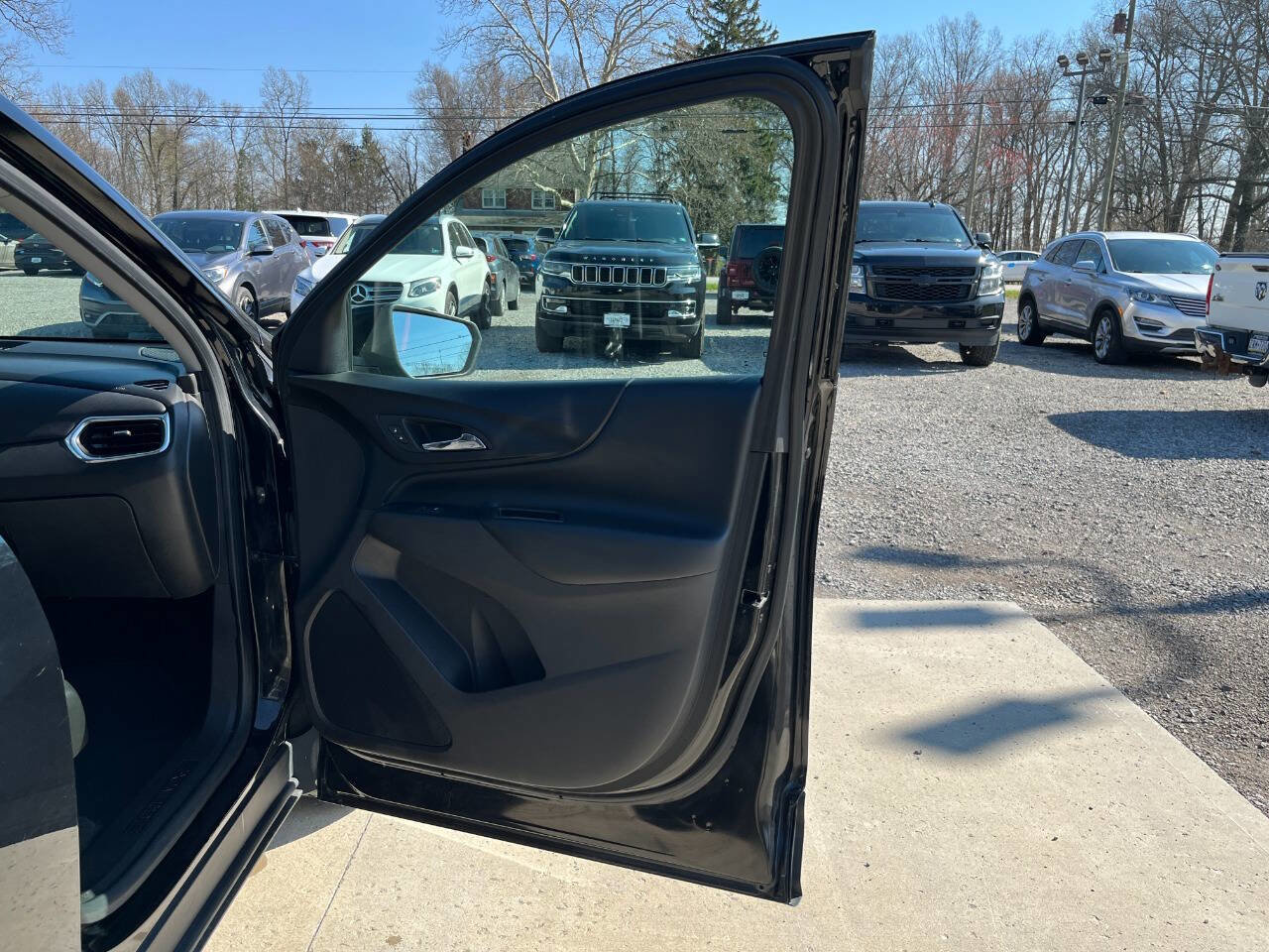 Used 2019 Chevrolet Equinox LT w/ Driver Convenience Package image 3