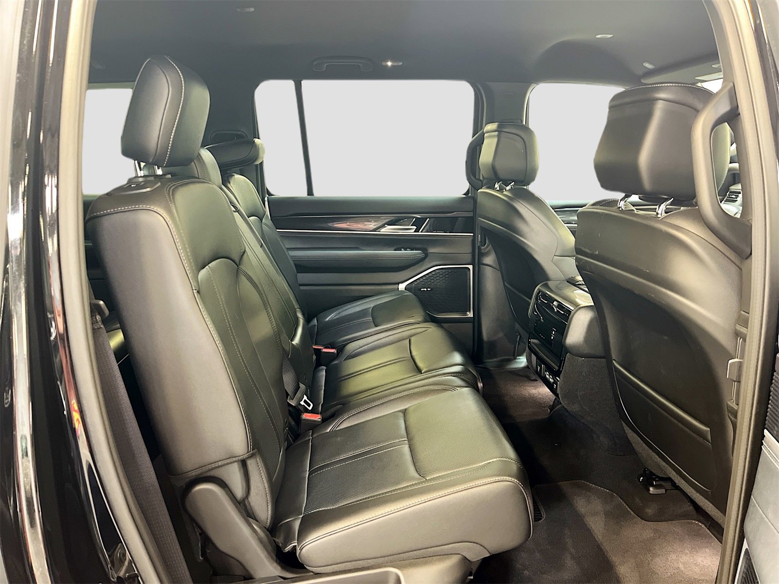 Used 2024 Jeep Wagoneer L 4WD image 30