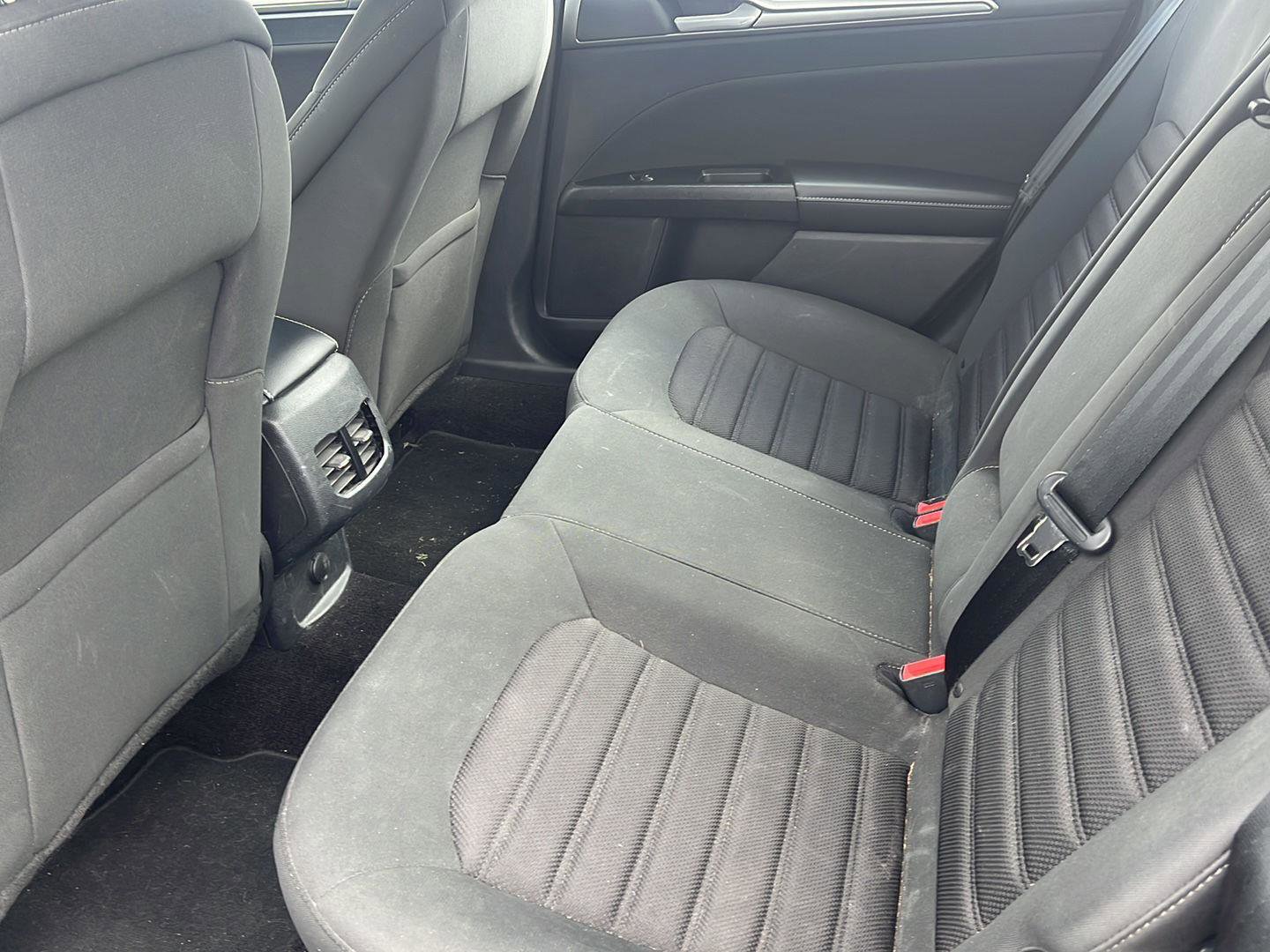Used 2017 Ford Fusion SE FWD image 14
