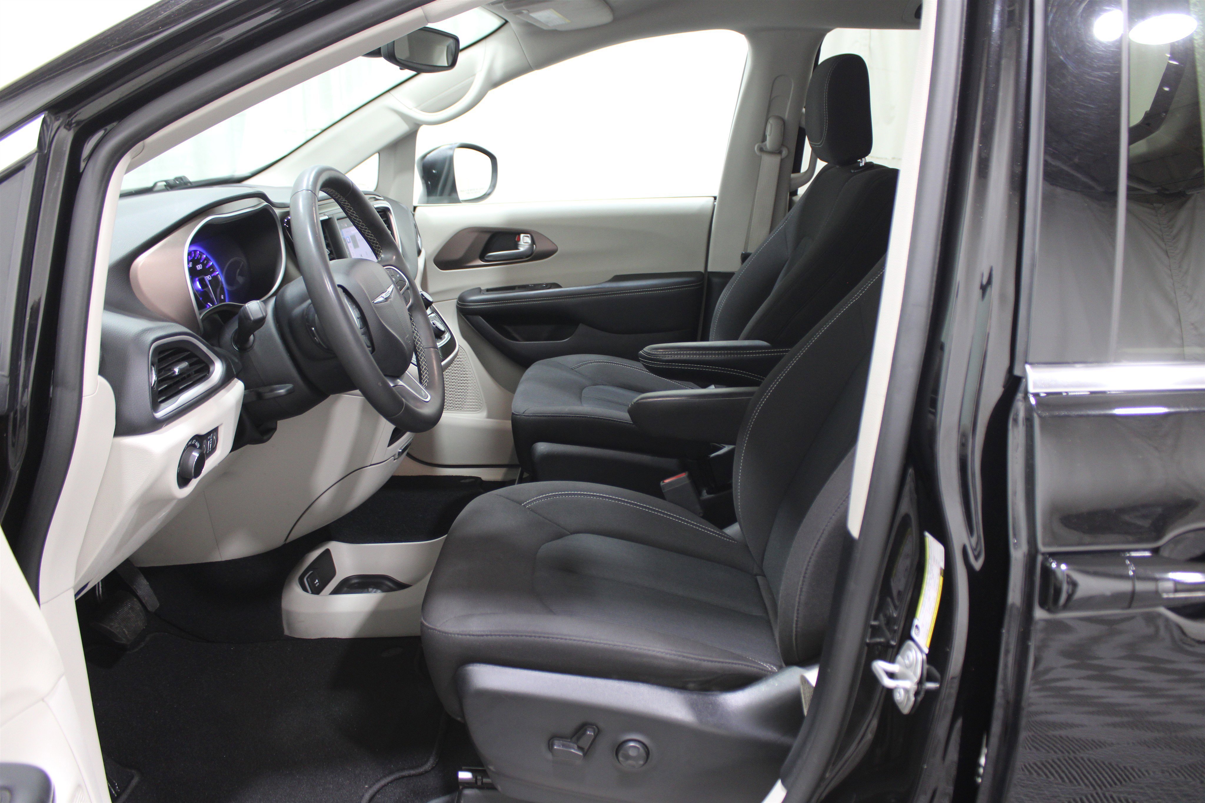 Used 2024 Chrysler Voyager LX image 3