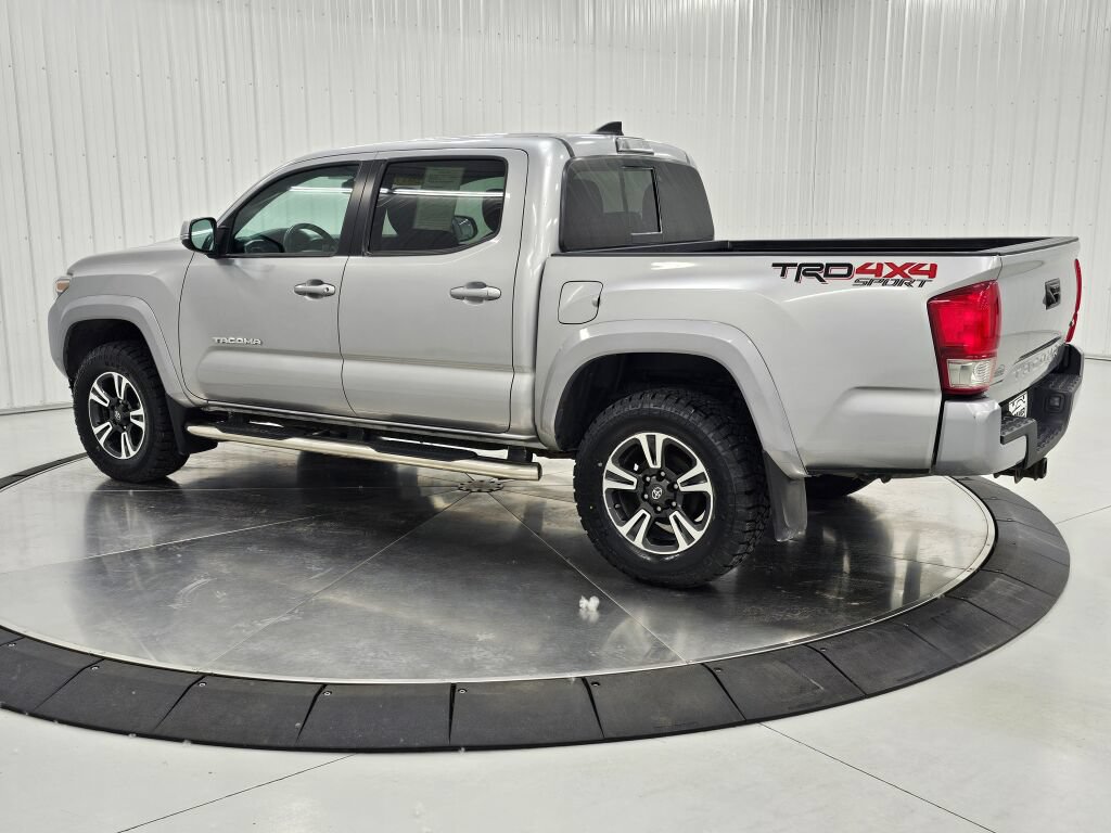 Used 2017 Toyota Tacoma TRD Sport w/ Tow Package (A/T) AWD/4WD image 3
