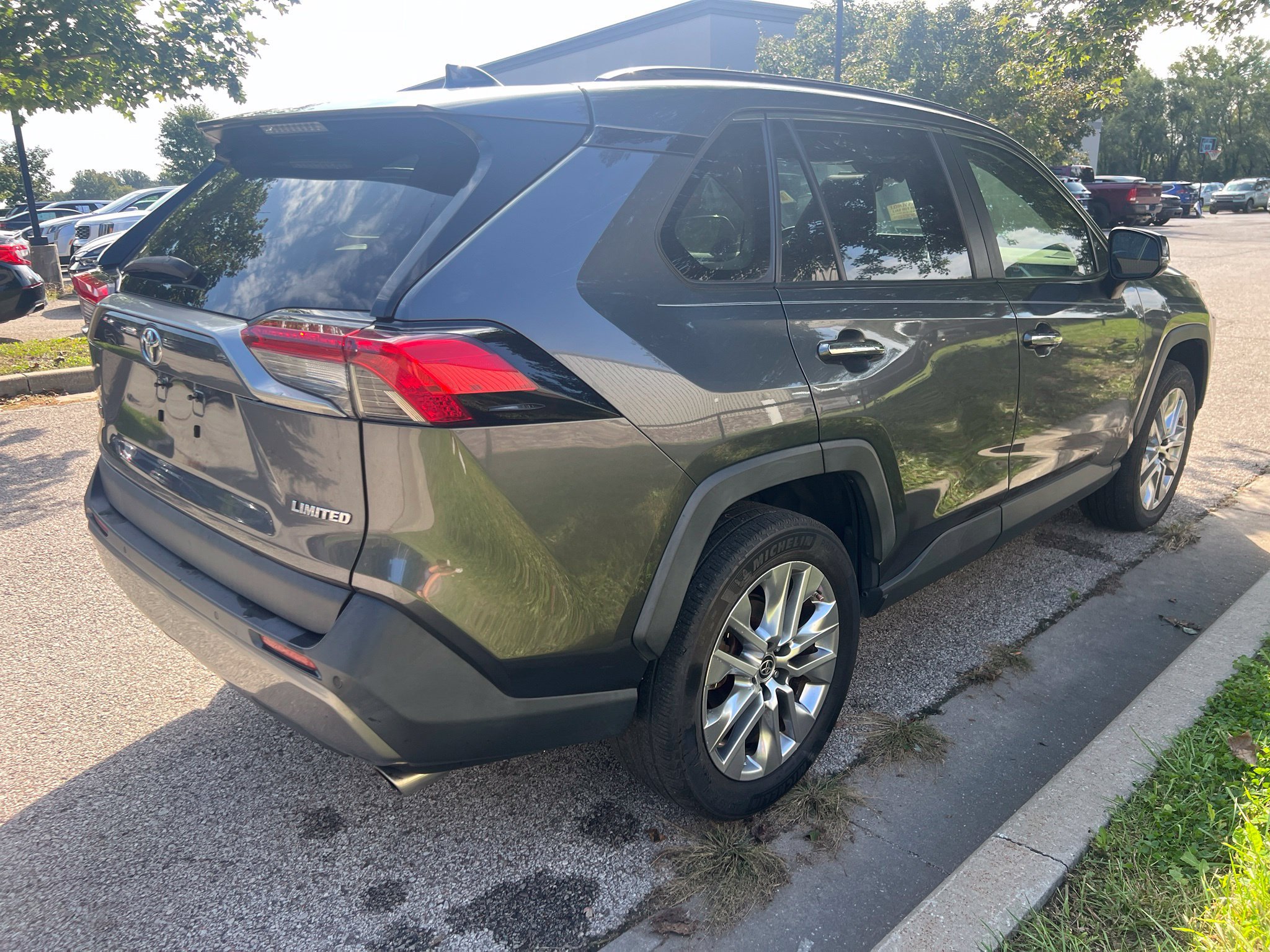 Used 2019 Toyota RAV4 Limited w/ Advanced Technology Package FWD image 5
