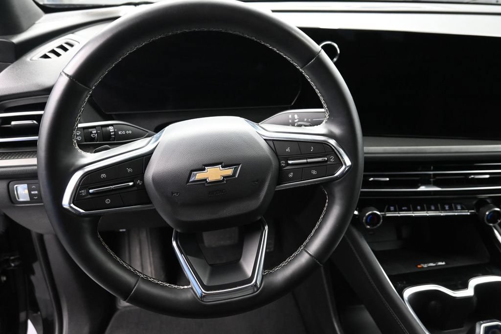 Used 2025 Chevrolet Traverse LT FWD image 12