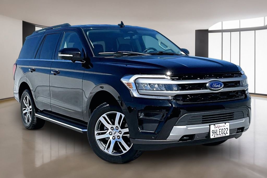 Used 2023 Ford Expedition XLT image 3